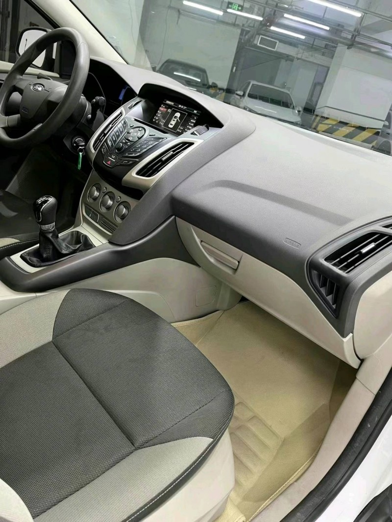 成都15年福特福克斯6