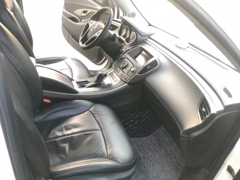 青岛12年别克君越8