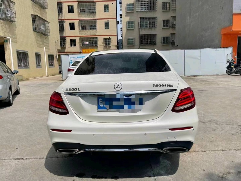 广州17年奔驰E8