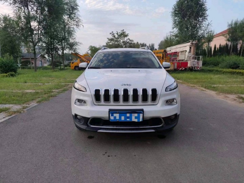 東營17年Jeep自由光1