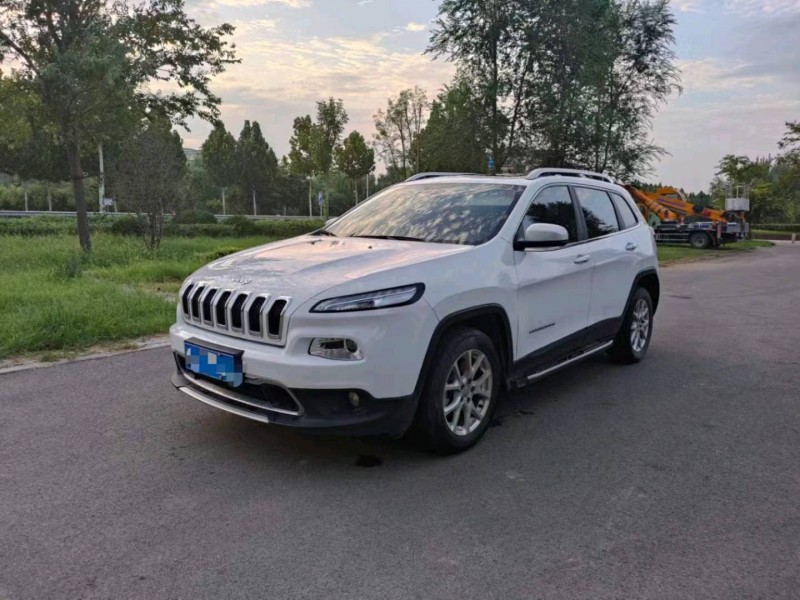 東營17年Jeep自由光2