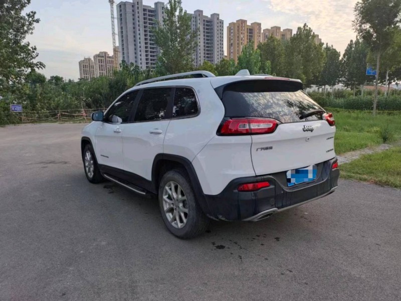 東營17年Jeep自由光4