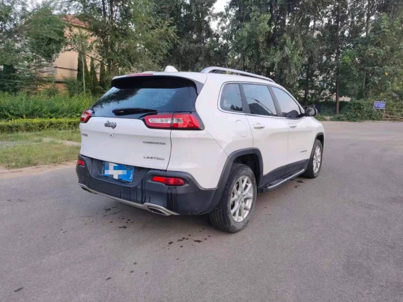 東營17年Jeep自由光7
