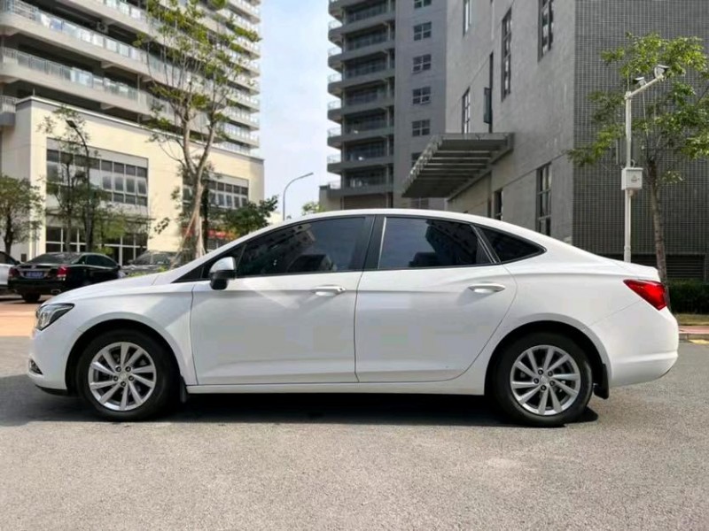 武汉17年别克威朗7