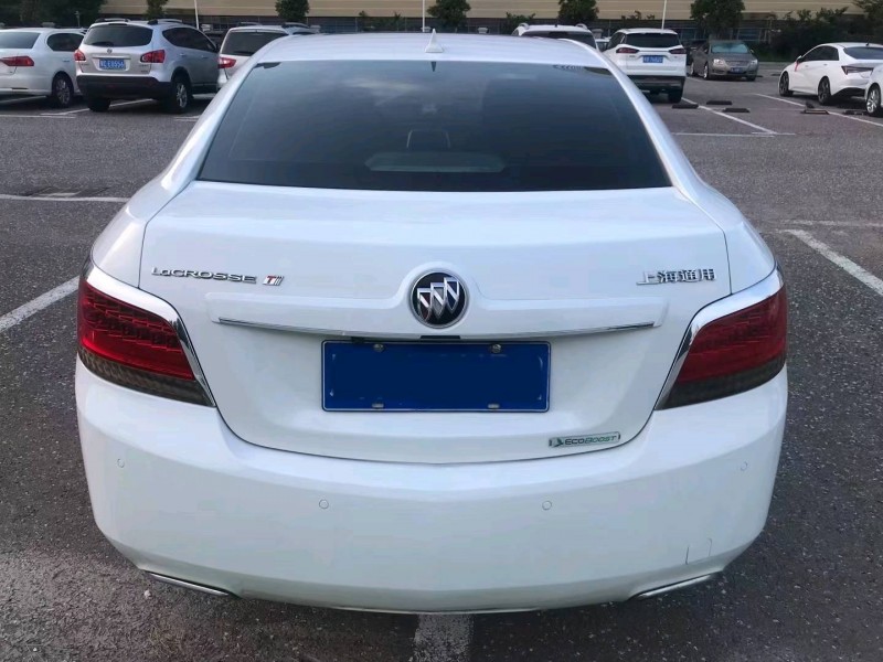 青岛12年别克君越7