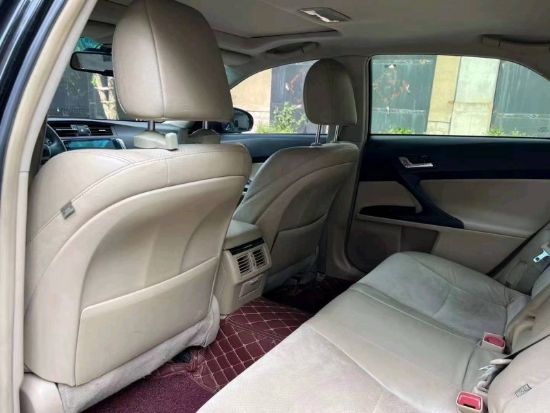 济宁12年丰田锐志4