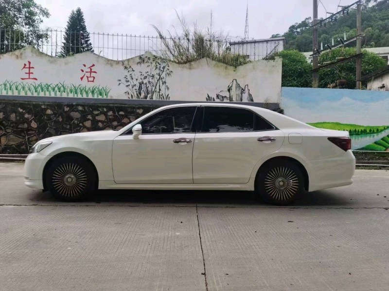 东莞16年丰田皇冠4