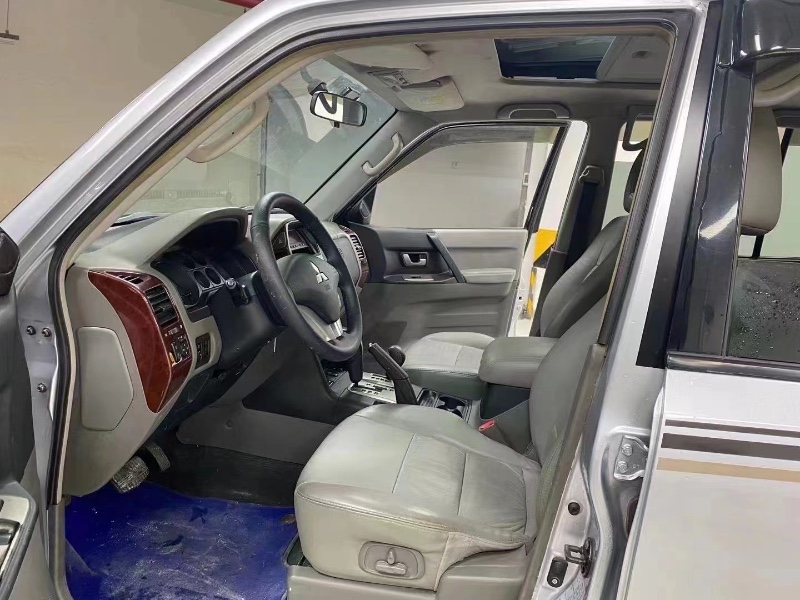 成都14年三菱帕杰罗5