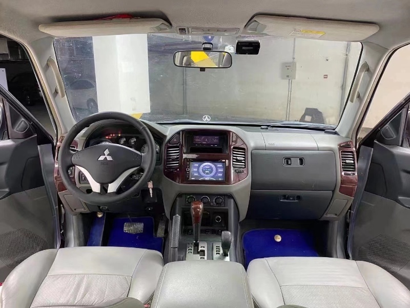 成都14年三菱帕杰罗8