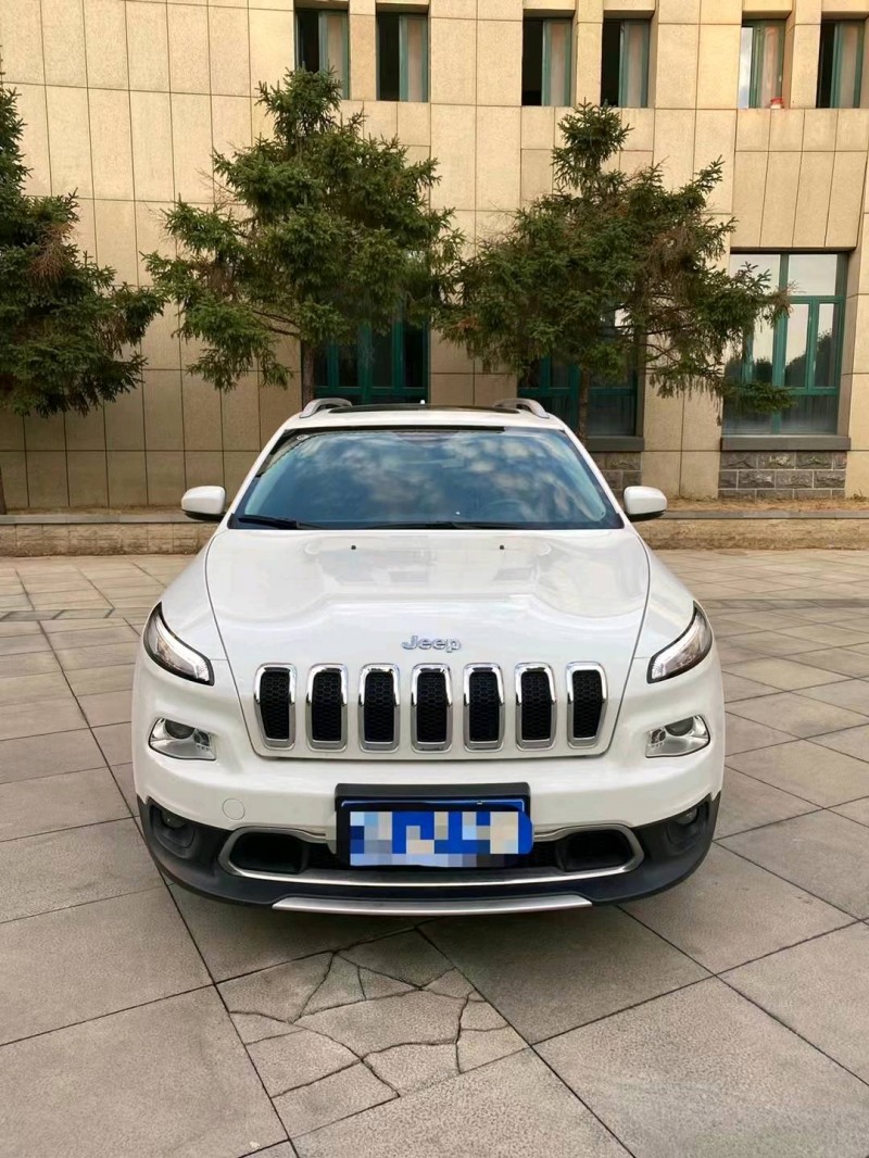 煙臺17年Jeep自由光1