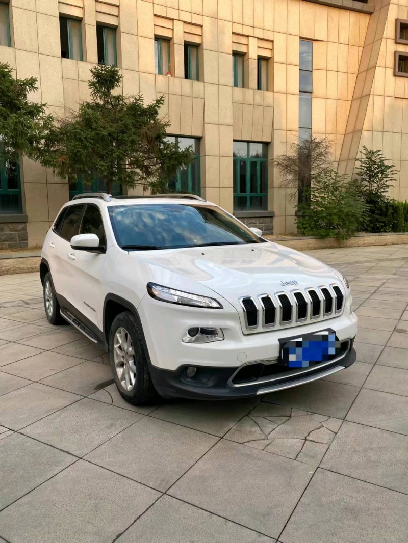 煙臺17年Jeep自由光2