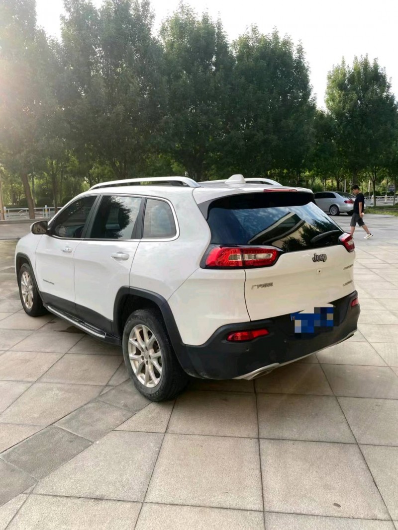 煙臺17年Jeep自由光5