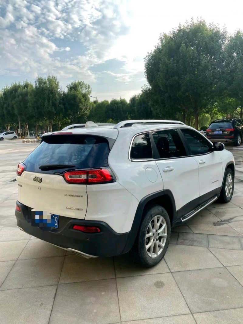 煙臺17年Jeep自由光6