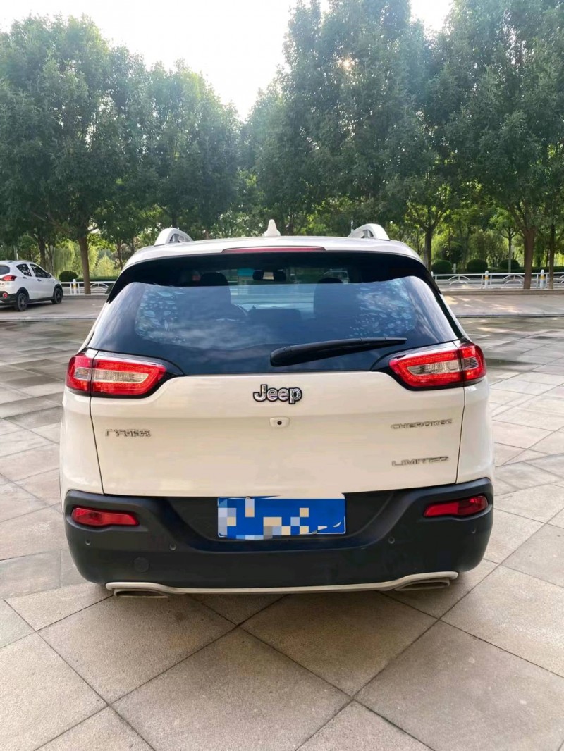 煙臺17年Jeep自由光8