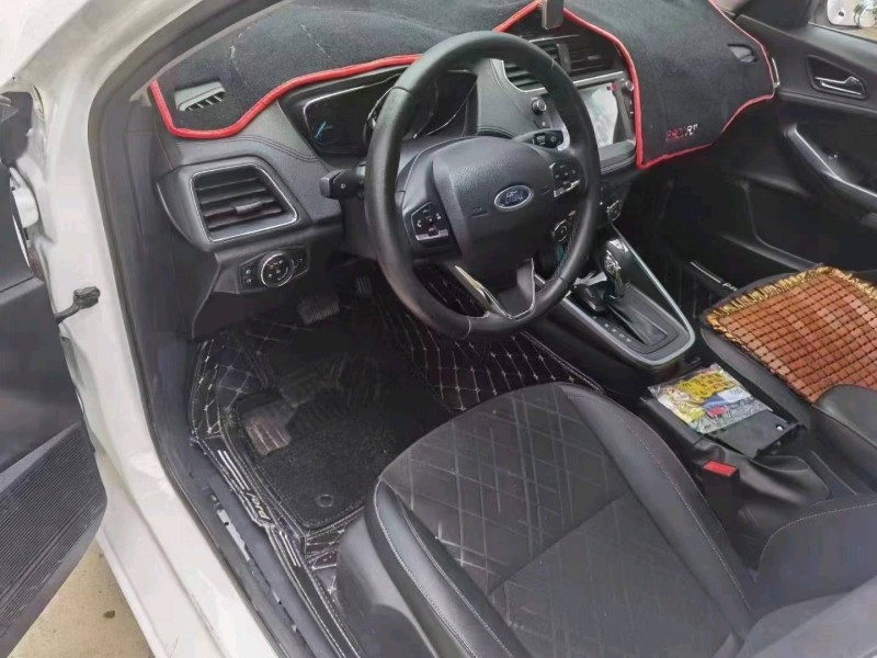 保定20年福特福睿斯8