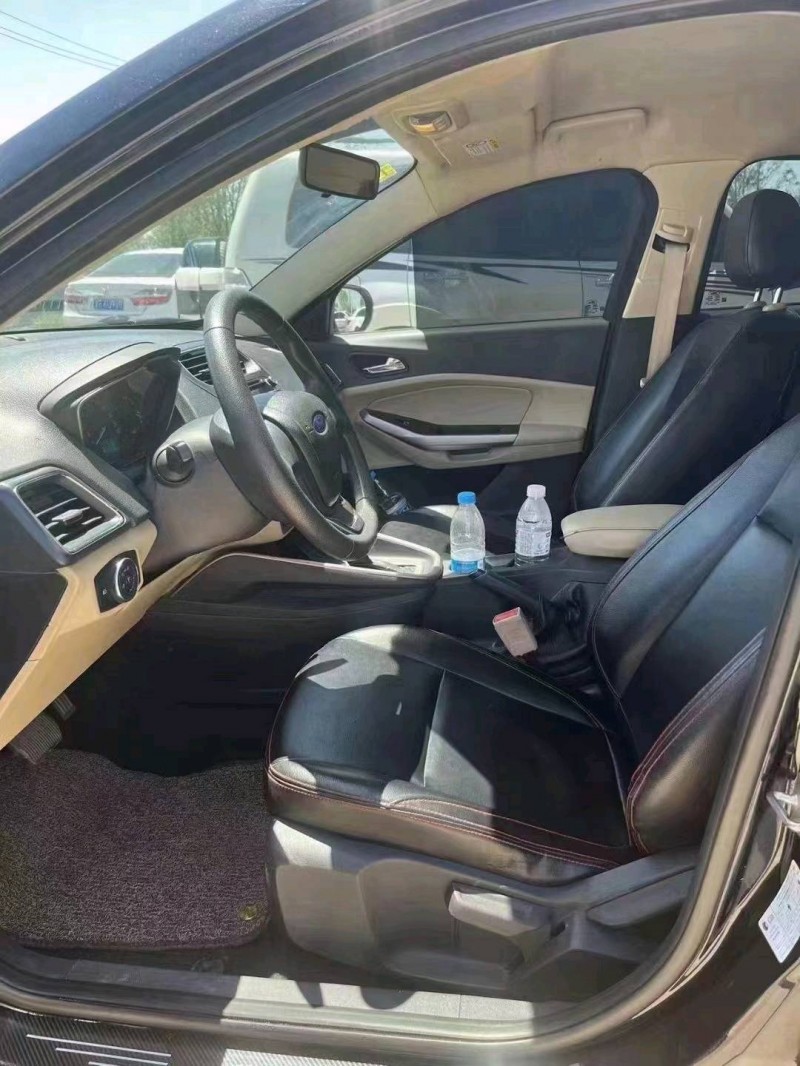 保定15年福特福睿斯2