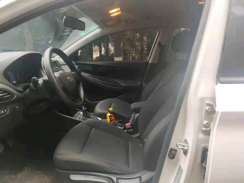 成都20年现代悦动8