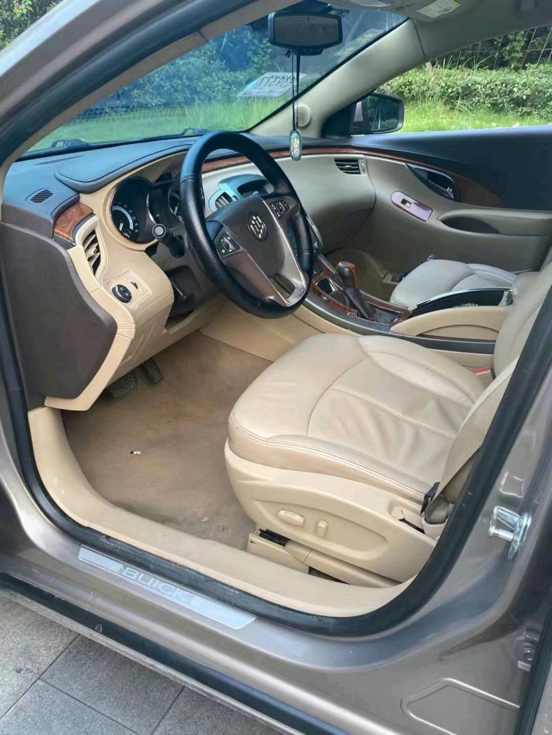 成都12年别克君越5