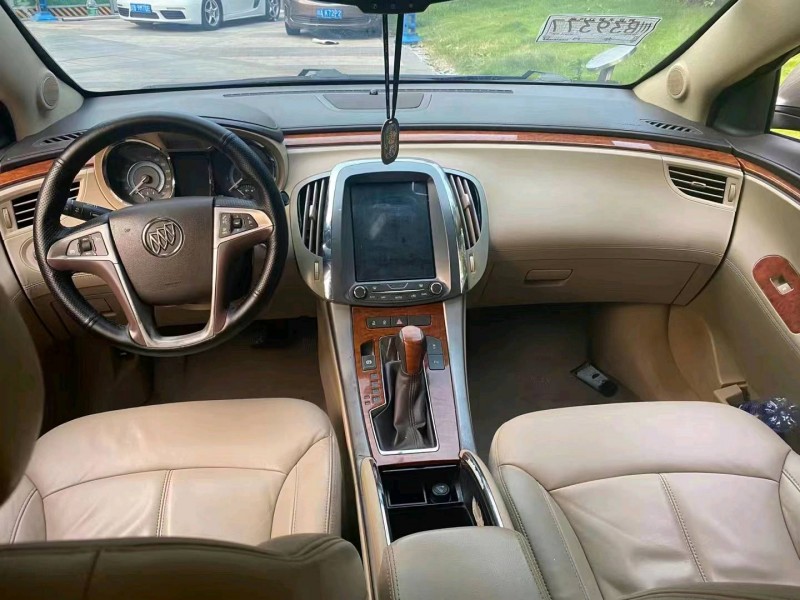 成都12年别克君越8