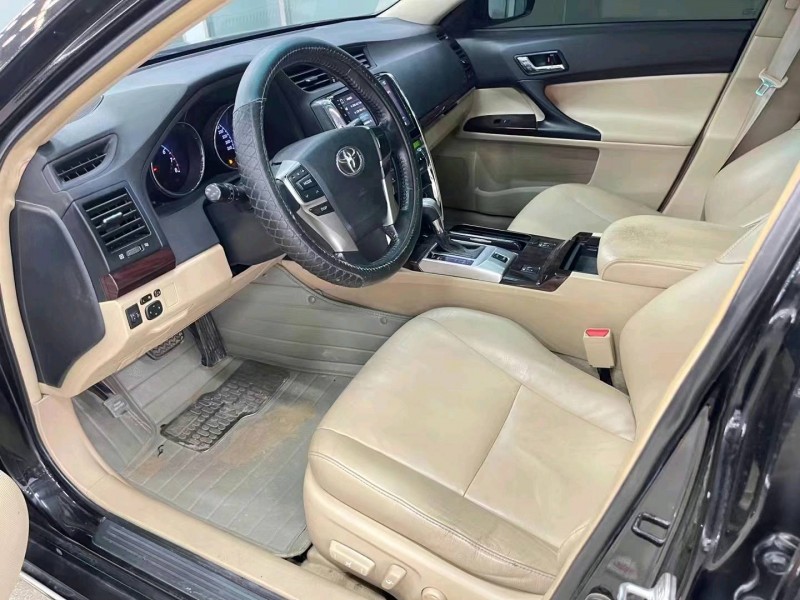 济宁12年丰田锐志6