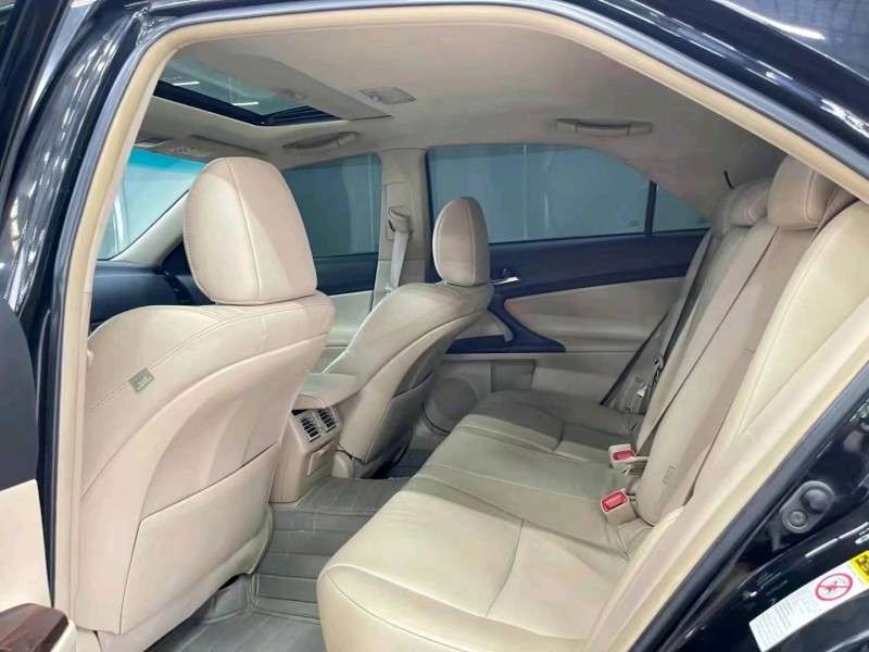 济宁12年丰田锐志4