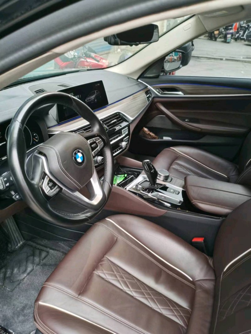 成都18年宝马5系新能源5