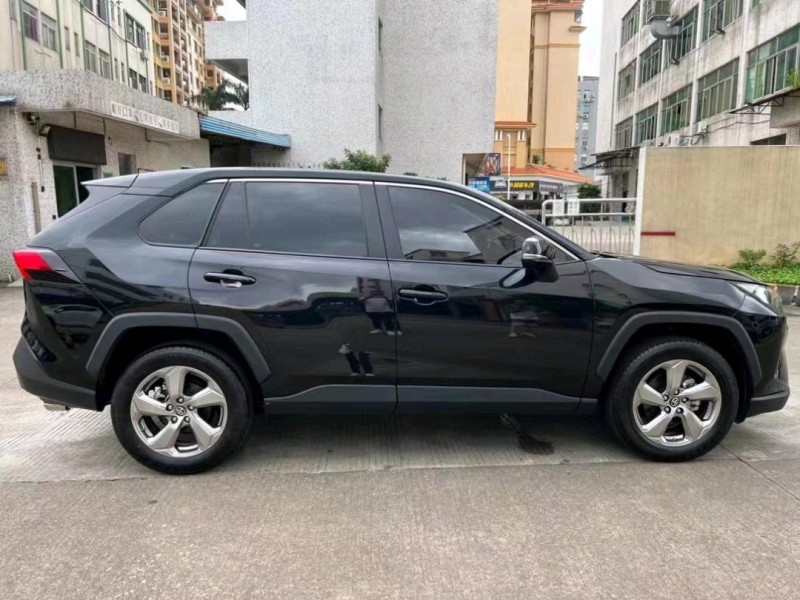 中山22年丰田RAV42