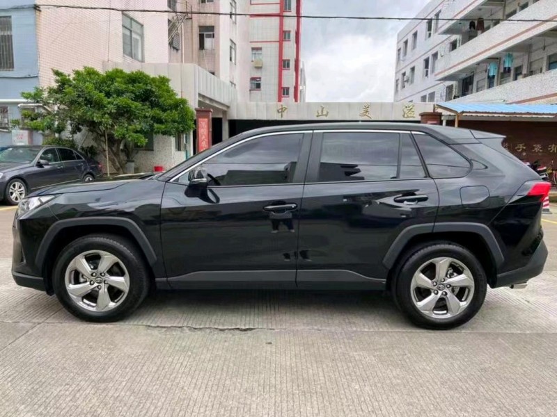 中山22年丰田RAV43