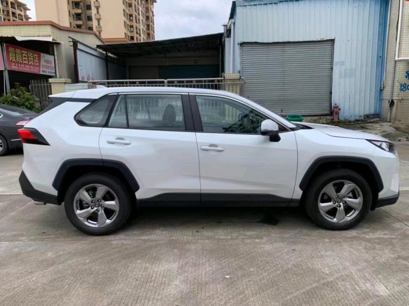 中山22年丰田RAV42