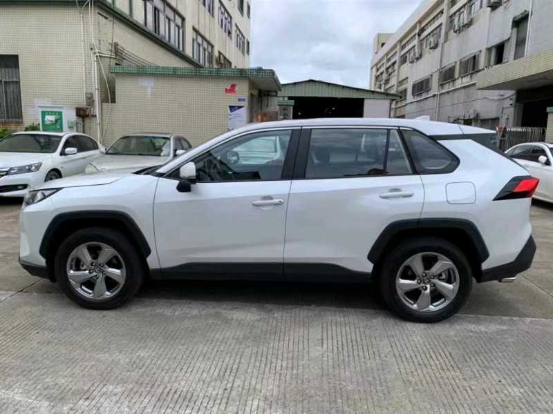 中山22年丰田RAV43