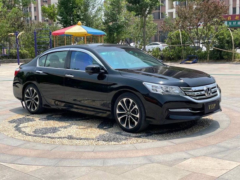 青岛16年本田雅阁7