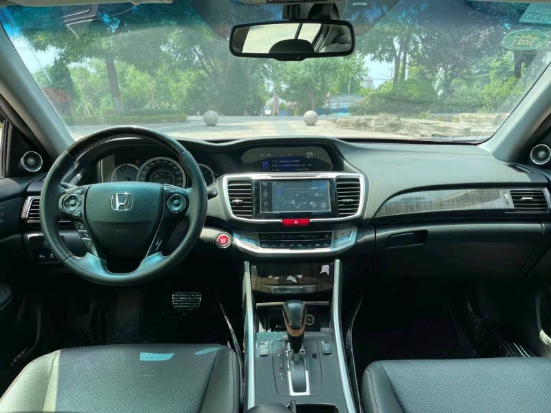 青岛16年本田雅阁6