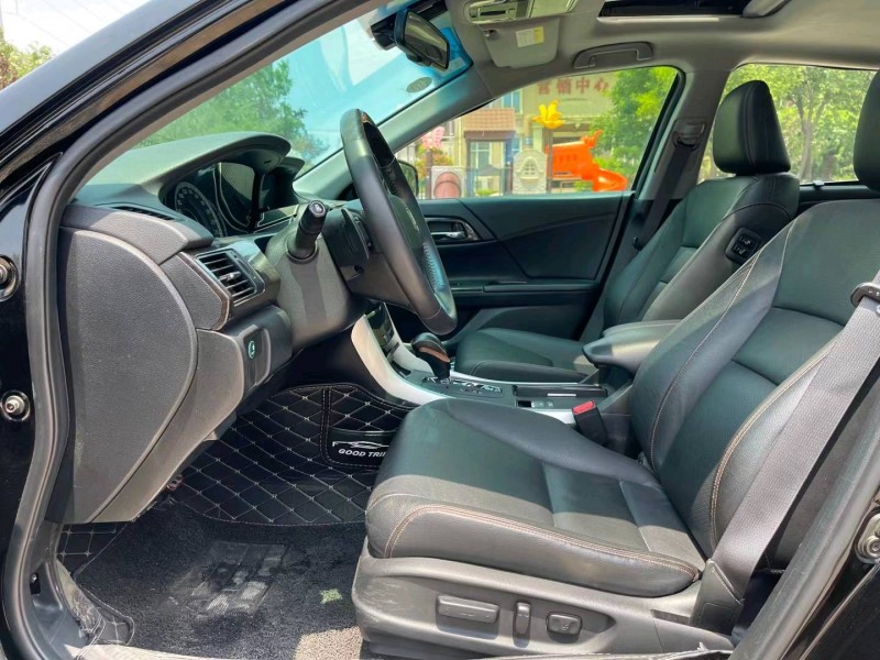 青岛16年本田雅阁4