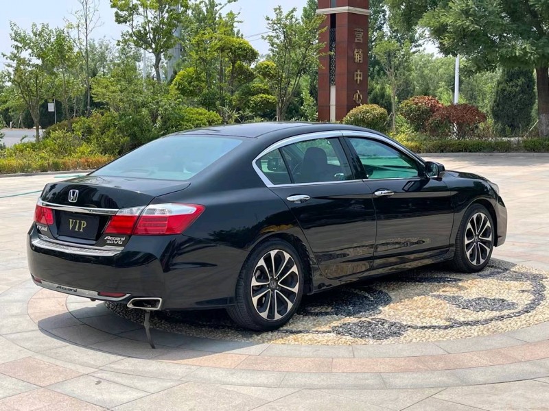 青岛16年本田雅阁2