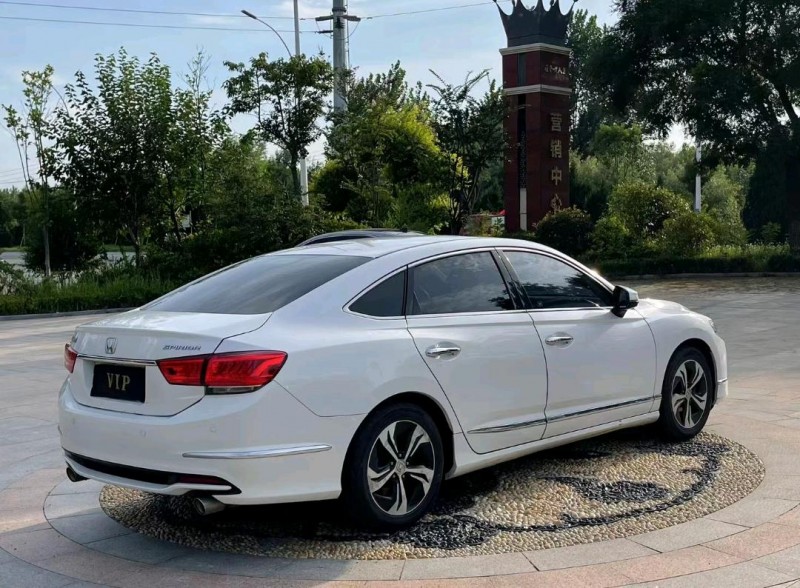 青岛16年本田思铂睿8