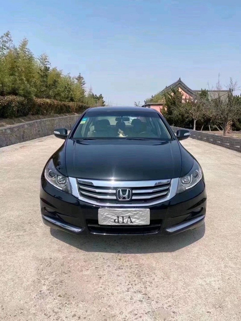 青岛13年本田雅阁1