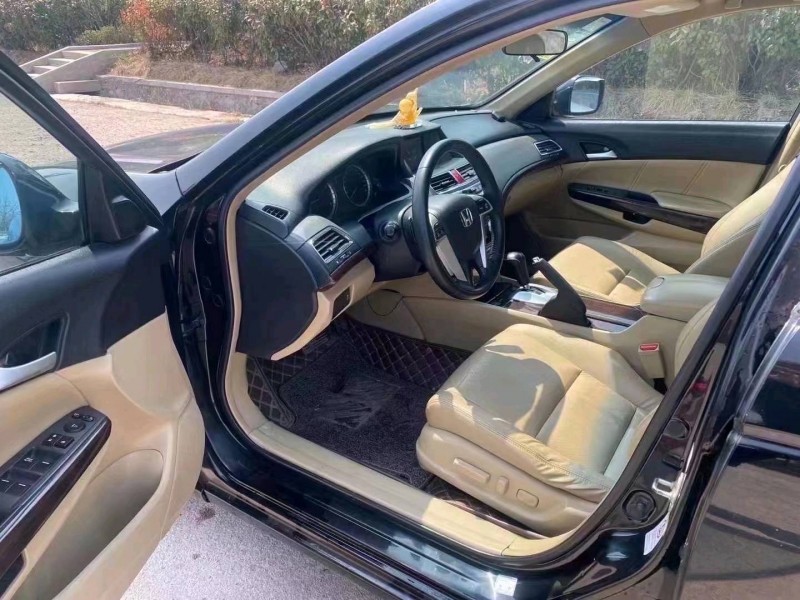 青岛13年本田雅阁5