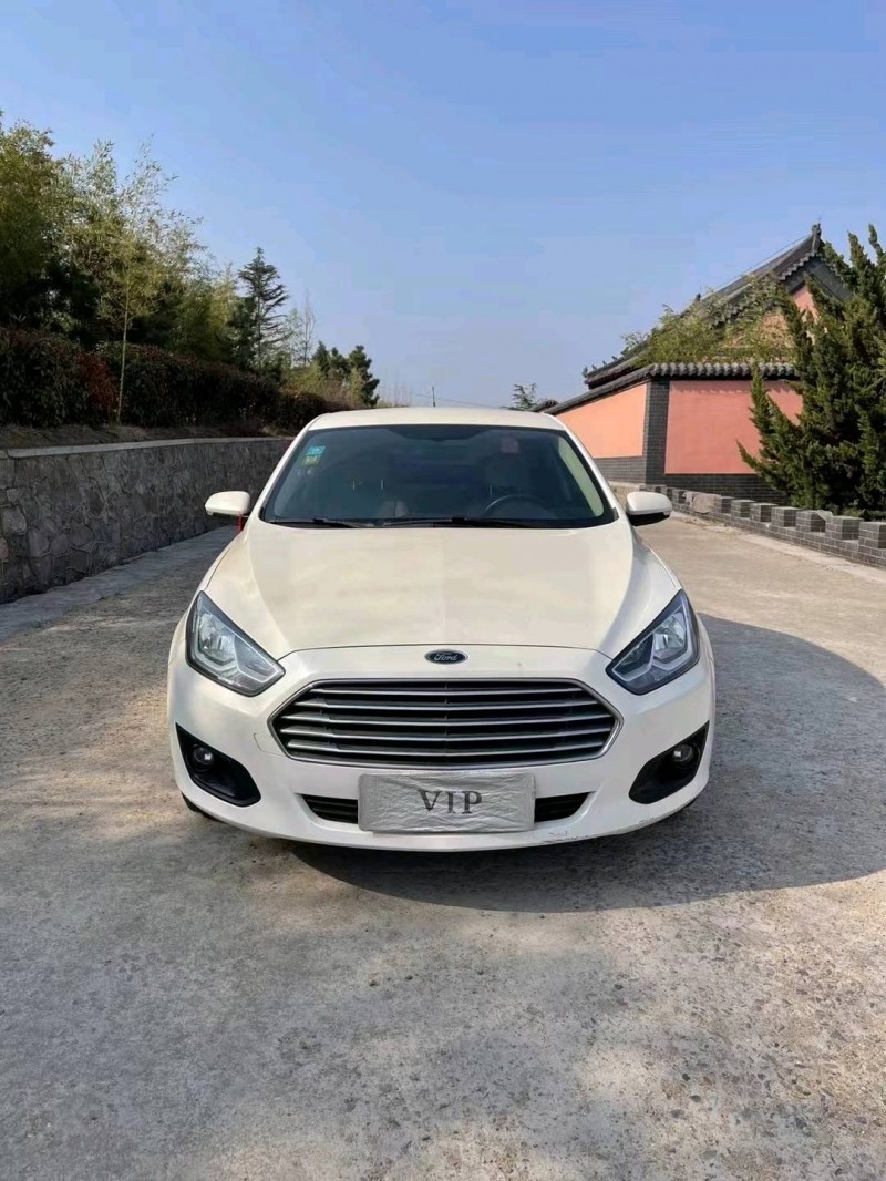 青岛16年福特福睿斯1