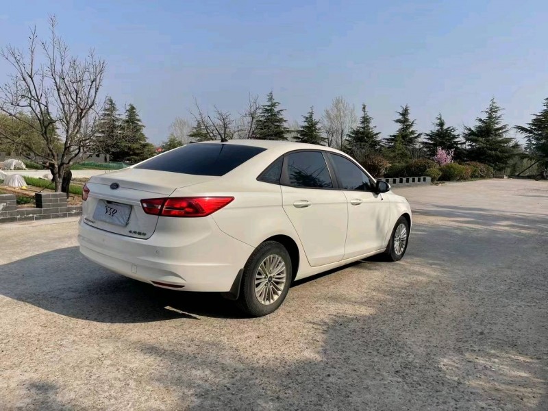 青岛16年福特福睿斯9