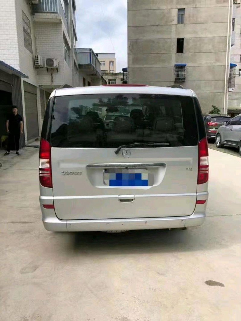 北京11年奔驰唯雅诺2