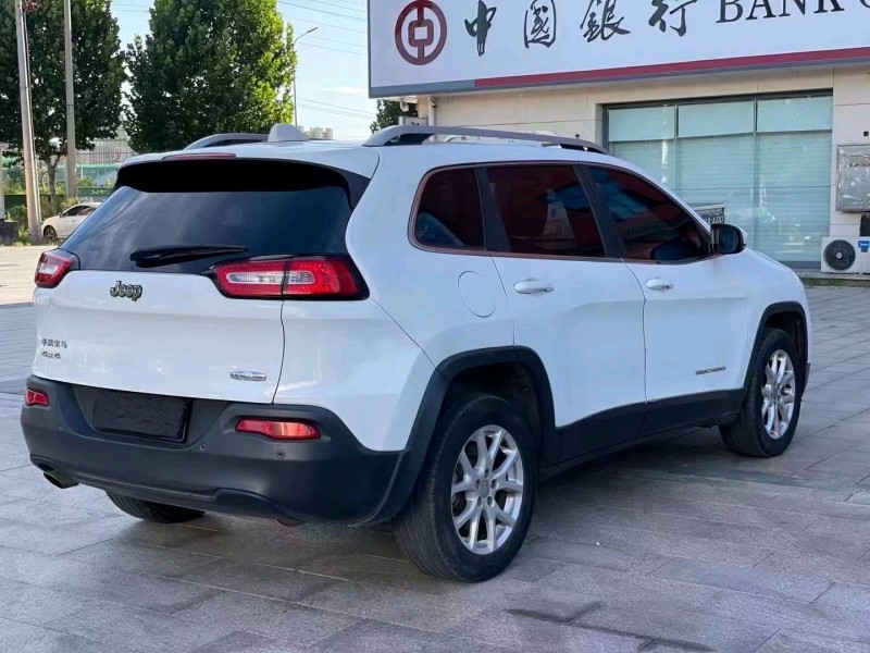 東營14年Jeep自由光7