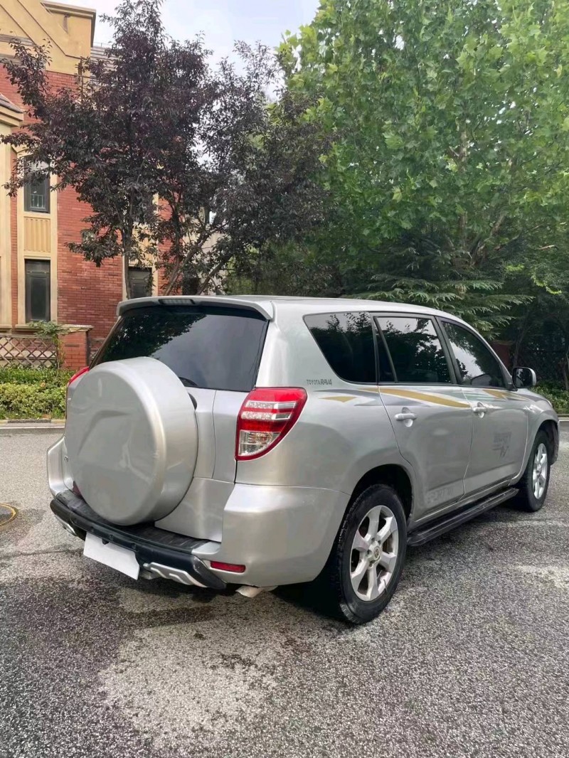 东营11年丰田RAV44