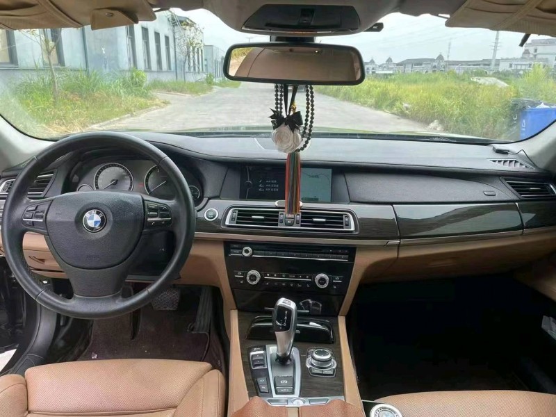 北京12年宝马7系8