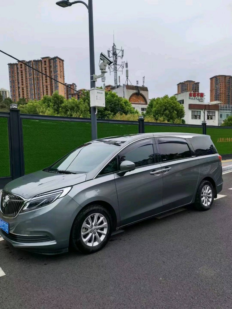 北京17年别克GL82