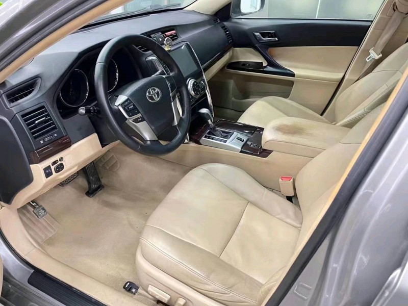 济宁11年丰田锐志6