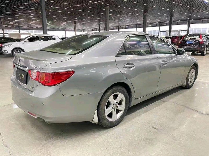 济宁11年丰田锐志8