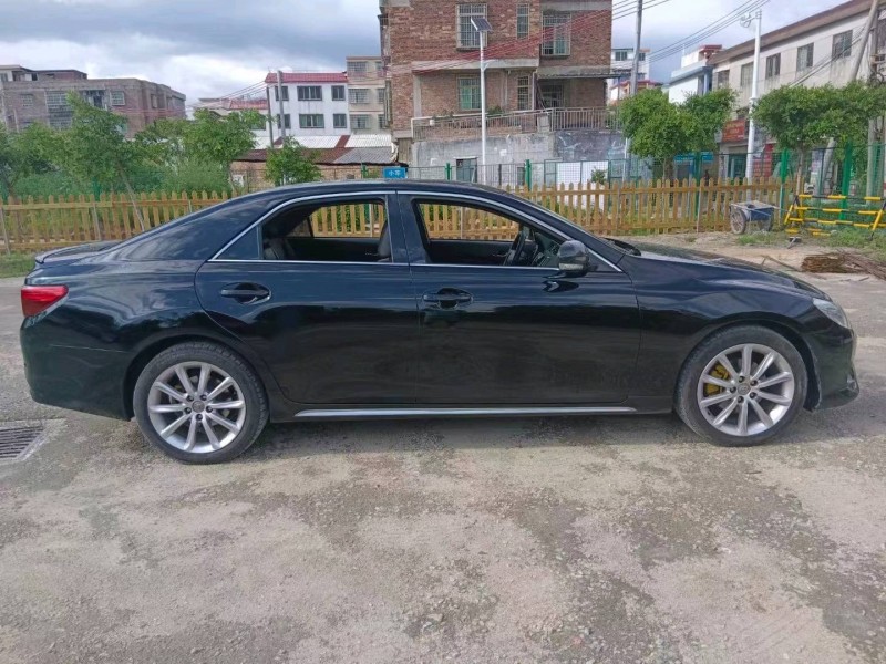 保定16年丰田锐志2