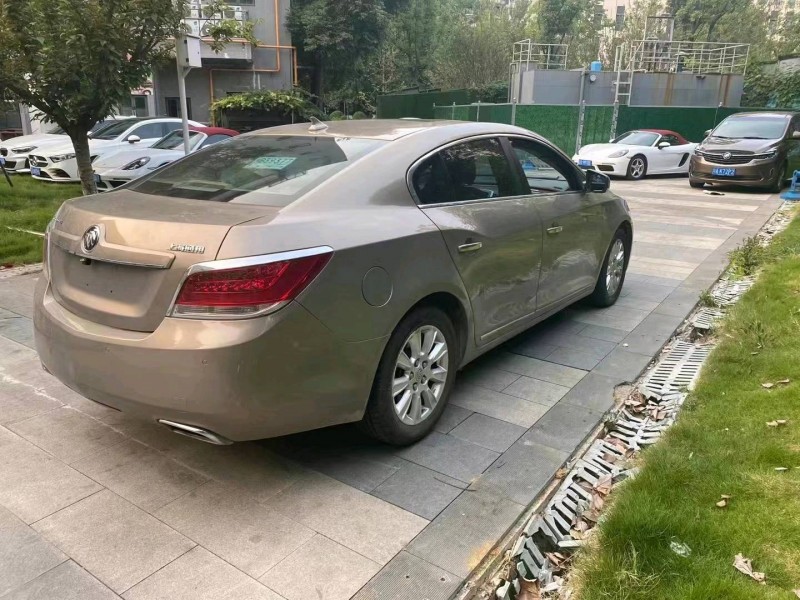 成都12年别克君越8