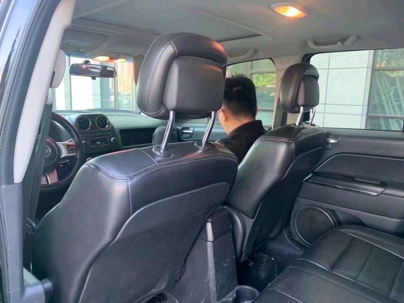 青島12年Jeep指南者5