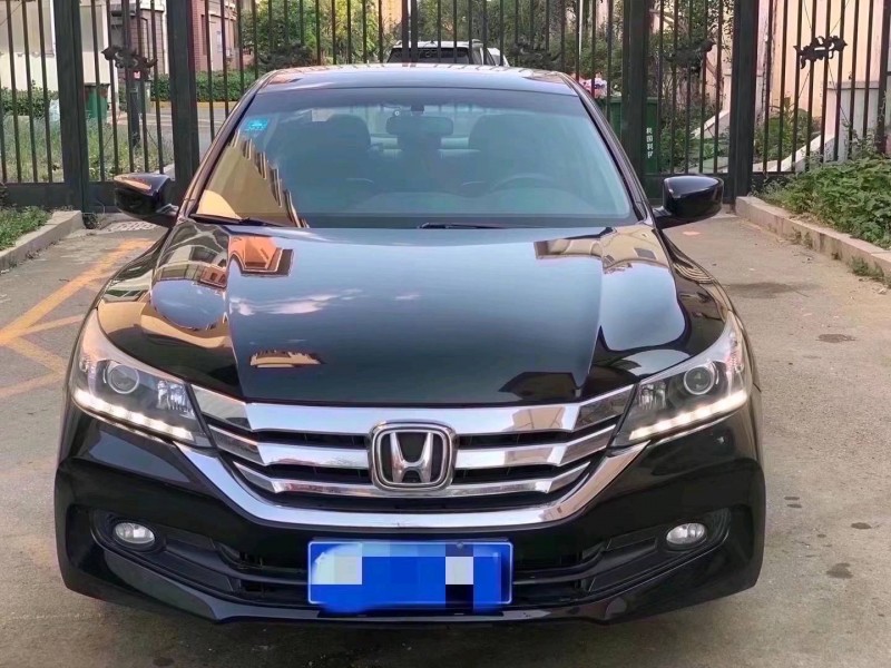 青岛14年本田雅阁1